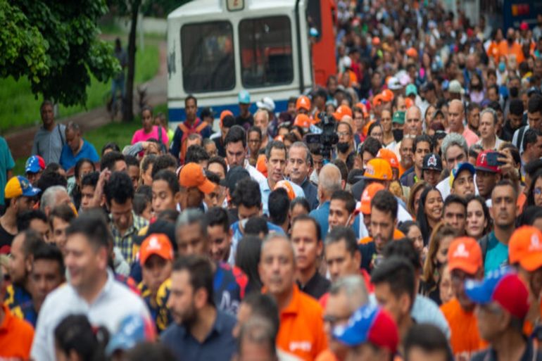 El presidente encargado de Venezuela, Juan Guaidó, acompañado por la sociedad civil, llegó a la sede del Consejo Nacional Electoral (CNE) para exigir a la dictadura de Maduro que ponga fecha para las elecciones presidenciales.