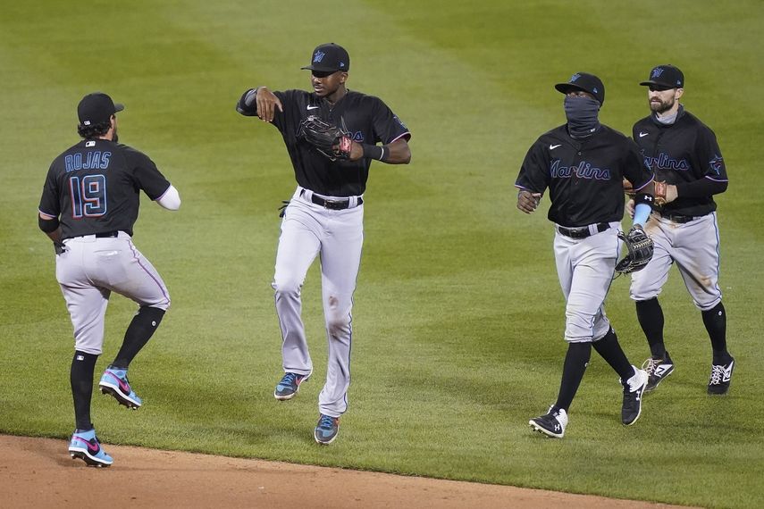 El campocorto de los Marlins de Miami Miguel Rojas (izquierda) celebra con sus compañeros la victoria en el segundo juego de una doble cartelera contra los Mets de Nueva York, el 26 de agosto de 2020, en Nueva York.&nbsp;