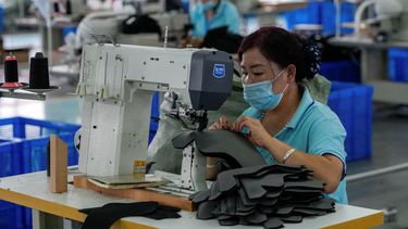 Una mujer trabaja en una factoría en Pekín.