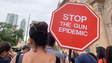 Manifestantes piden en Miami que pare la epidemia de las armas.