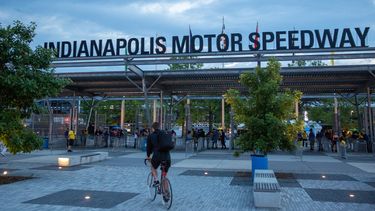 Los organizadores de la famosa&nbsp;carrera&nbsp;de las&nbsp;500 Millas de Indian&aacute;polis, programada para el 23 de agosto, redujeron este martes el acceso permitido de espectadores hasta un 25% del aforo, requiriendo que todos ellos porten mascarilla.