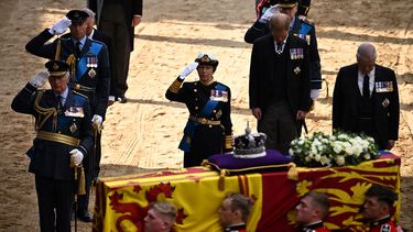 El rey Carlos III de Gran Bretaña, el príncipe Guillermo de Gran Bretaña, el príncipe de Gales y la princesa Ana de Gran Bretaña, saludan a la princesa real, junto con el príncipe Guillermo de Gran Bretaña, el príncipe de Gales y el príncipe Andrés de Gran Bretaña, duque de York como el ataúd de la reina Isabel II, adornado con un estandarte real y la Corona del Estado Imperial, llega al Palacio de Westminster, tras una procesión desde el Palacio de Buckingham, en Londres, el 14 de septiembre de 2022.