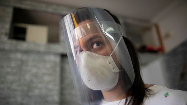 Francis Murillo, de 29 a&ntilde;os, usa un escudo facial que hizo con material reciclado donado y una impresora 3D para ayudar a prevenir el contagio del nuevo coronavirus en su tienda en Caracas, Venezuela, el lunes 13 de abril de 2020.&nbsp;