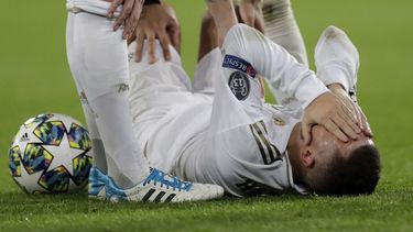 El volante Eden Hazard del Real Madrid gesticula de dolor tras sufrir una lesión en el partido contra Paris Saint-Germain el martes 26 de noviembre de 2019.