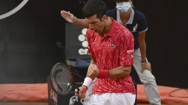 Novak Djokovic reacciona durante la final del Abierto de Italia ante DiegoSchwartzman, el lunes 21 de septiembre de 2020, en Roma