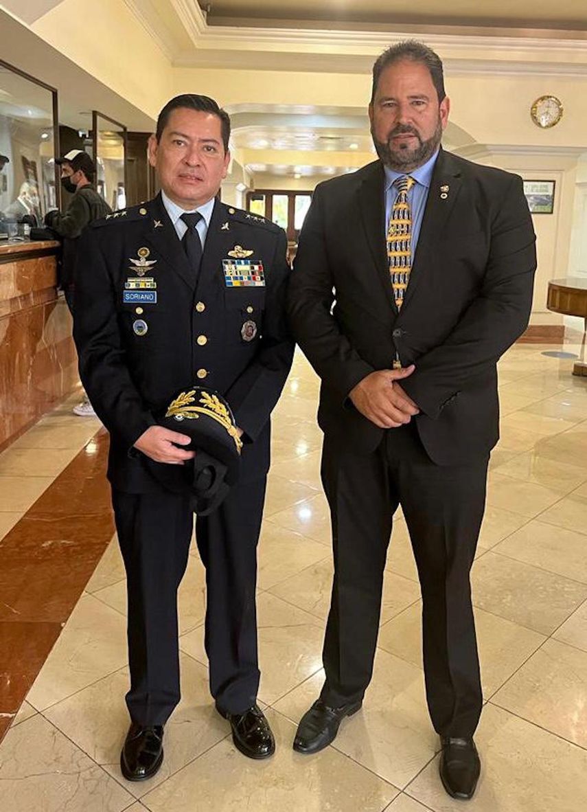 El Mayor Soriano, de la Fuerza Aérea de El Salvador, junto a Luis Suárez.