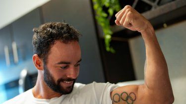 Fernando Dayán Jorge enseña su tatuaje olímpico en su bíceps antes de una sesión de entrenamiento antes de participar en los Juegos Olímpicos de París 2024 el miércoles 26 de junio del 2024. 
