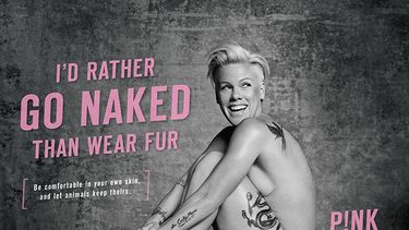 Prefiero ir desnuda a usar pieles, reza la campaña de PETA, asociación que protege a los animales. (RUVEN AFANADOR)