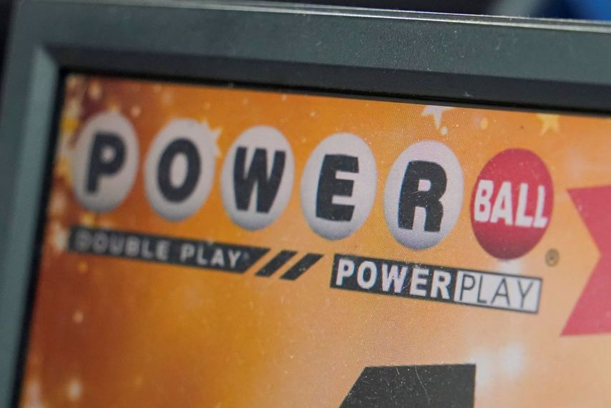 Un panel de exhibición anuncia boletos para un sorteo de Powerball en Renfrew, Pensilvania.&nbsp;