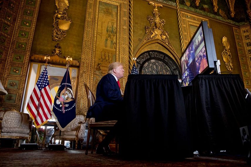 El presidente Donald Trump habla durante una videoconferencia la v&iacute;spera de Navidad con miembros del ej&eacute;rcito desde su propiedad en Mar-a-Lago en Palm Beach, Florida, el martes 24 de diciembre de 2019.&nbsp;