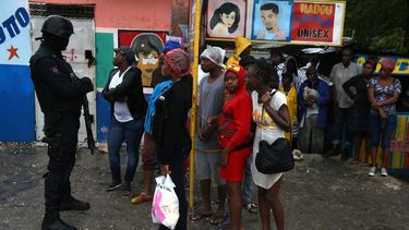 El huracán Matthew, que tocó tierra este martes 4 de octubre en el oeste de Haití, dejó al menos dos muertos en ese país y cuatro más en República Dominicana&nbsp;