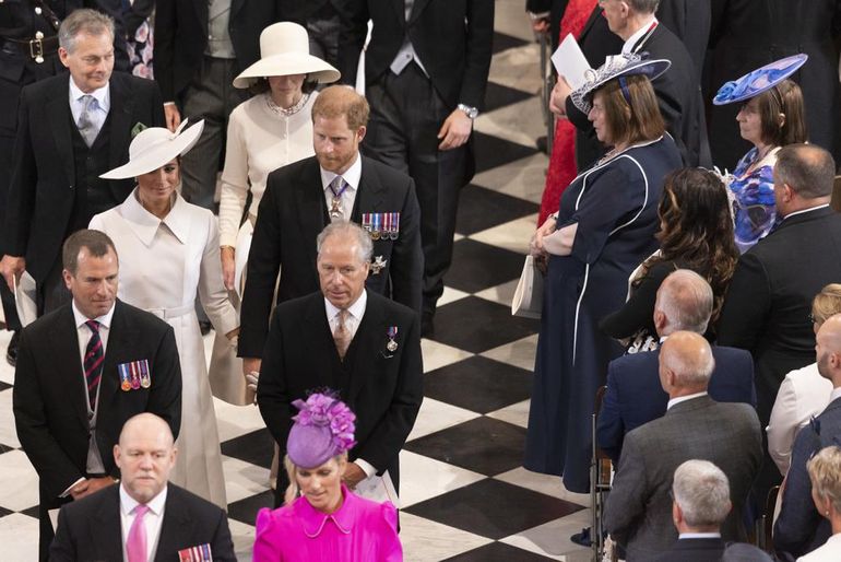 El príncipe Harry y Meghan, la duquesa de Sussex, salen de la misa de acción de gracias ofrecida para la reina Isabel II en la Catedral de San Pablo en el segundo de cuatro días de celebraciones del Jubileo de Platino por los 70 años en el trono de la monarca. 