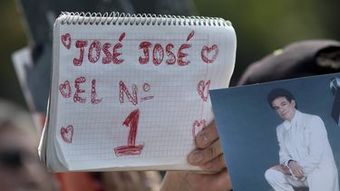 Un admirador sostiene un cuaderno con el letrero &ldquo;Jos&eacute; Jos&eacute; el No.1&rdquo; junto a una fotograf&iacute;a del fallecido cantante mexicano Jos&eacute; Jos&eacute; en un homenaje con karaoke en la Ciudad de M&eacute;xico el viernes 4 de octubre de 2019. El llamado &ldquo;Pr&iacute;ncipe de la canci&oacute;n&rdquo; falleci&oacute; el s&aacute;bado 28 de septiembre en Miami a los 71 a&ntilde;os.&nbsp;
