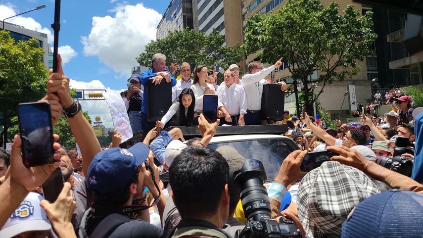 Dirigentes opositores acompañan a la líder opositora María Corina Machado durante protesta en Caracas  Dirigentes opositores acompañan a la líder opositora María Corina Machado durante protesta en Caracas