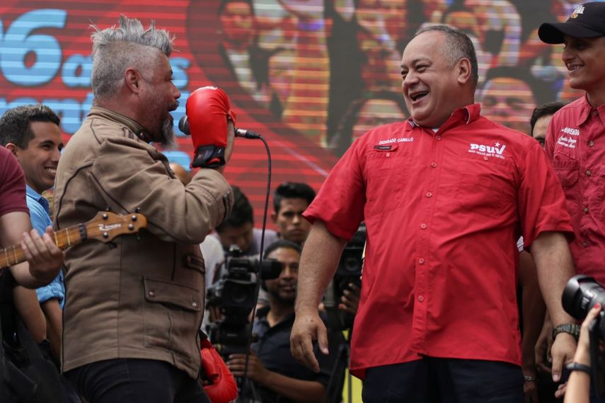 De camisa roja, el número dos del chavismo, Diosdado Cabello, durante una actividad política.