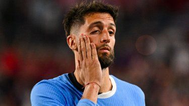 El centrocampista uruguayo, Rodrigo Betancur, reacciona tras recibir una tarjeta roja.