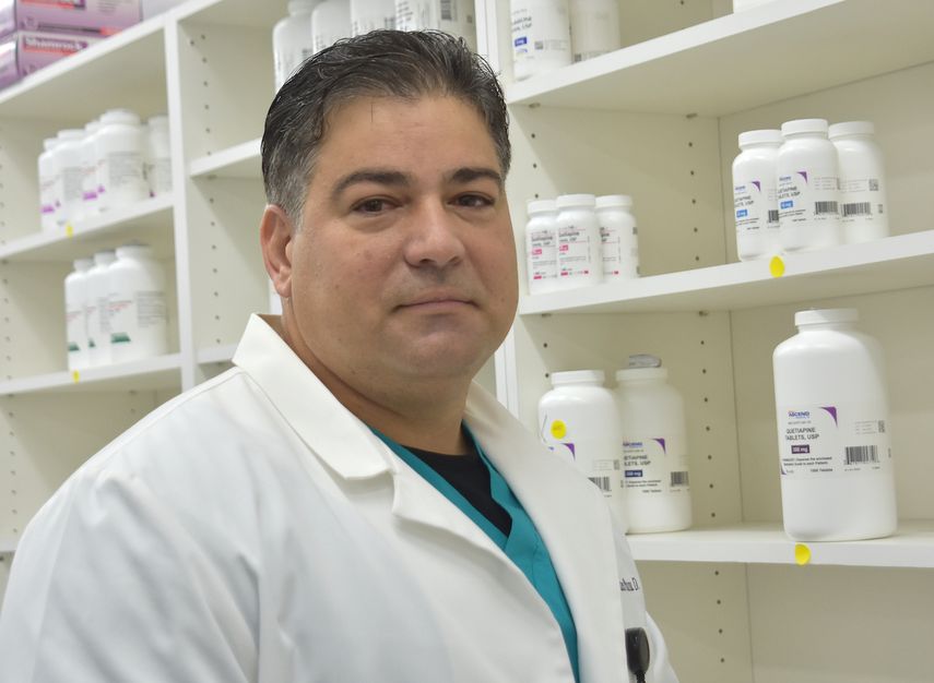 Miguel Martínez, director del departamento de farmacia de Clínica Las Mercedes.