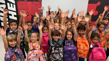 Un grupo de niños participa en una de las actividades de Amigos for Kids. 