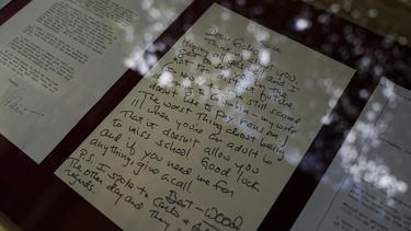 Una carta del director estadounidense Woody Allen en una exposición en la casa del escritor colombiano Gabriel García Márquez en la Ciudad de México el 15 de junio de 2022. Las cartas inéditas, que también incluyen misivas de Pablo Neruda y Robert Redford, fueron descubiertas por familiares de García Márquez y estarán en exhibición en la casa que perteneció al Premio Nobel de literatura para celebrar cuatro décadas desde que le fue otorgado el premio.
