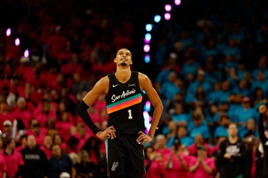 Victor Wembanyama #1 de los San Antonio Spurs mira el reloj durante los minutos finales de la segunda mitad del primer partido de la primera ronda de los playoffs de la Conferencia Oeste de la NBA contra los Portland Trail Blazers en el Frost Bank Center el 19 de abril de 2026 en San Antonio, Texas.&nbsp;