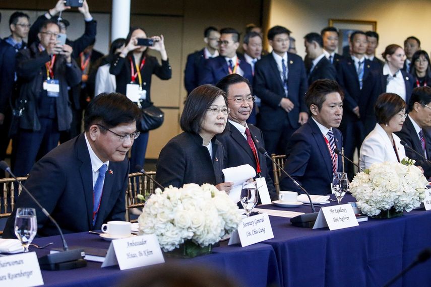 La presidenta de Taiwán, Tsai Ing-wen (segunda desde la izquierda), durante una reunión con representantes estadounidenses en Simi Valley, California, el miércoles 5 de abril de 2023.&nbsp;