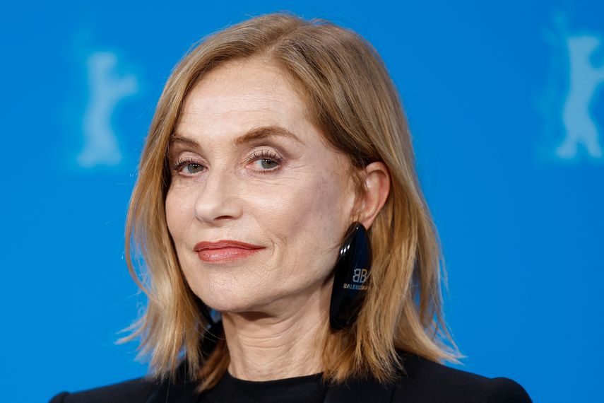 La actriz francesa Isabelle Huppert posa para una sesión fotográfica para la película Yeohaengjaui pilyo (Las necesidades de un viajero) presentada en competición en la 74ª edición de la Berlinale, el 19 de febrero de 2024 en Berlín.
