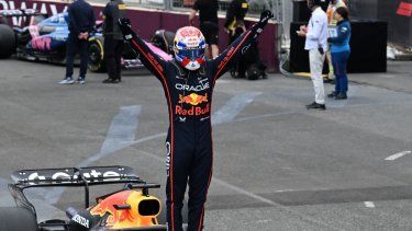 El piloto holandés de Red Bull Racing, Max Verstappen, celebra en el parque cerrado tras ganar el Gran Premio de Azerbaiyán de Fórmula 1 en el Circuito de la Ciudad de Bakú, en Bakú, el 21 de septiembre de 2025.