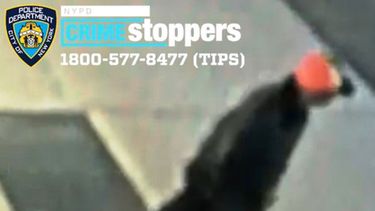 En imagen del viernes 23 de abril de 2021, tomada de una videocámara de seguridad y que ha sido difundida por el Departamento de Policía de la Ciudad de Nueva York, muestra a un hombre no identificado que la policía busca tras la agresión contra un asiático de 61 años en el barrio de East Harlem, en Nueva York.&nbsp;
