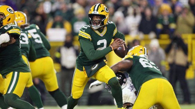 Malik Willis #2 de los Green Bay Packers retrocede para lanzar en el tercer cuarto contra los Baltimore Ravens en Lambeau Field el 27 de diciembre de 2025 en Green Bay, Wisconsin.&nbsp;