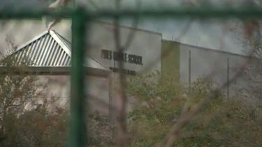 Vista de la entrada de la escuela Pembroke Pines Middle School, donde se produjo el ataque con tijeras que provocó heridas a una profesora y un estudiante.