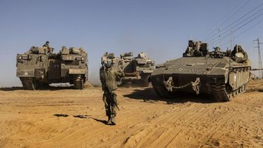 Soldados israelíes y vehículos blindados se concentran cerca de la frontera con la Franja de Gaza, en el sur de Israel.