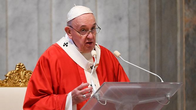 El papa Francisco oficia la misa de Domingo de Ramos&nbsp;en la Basílica de San Pedro, en el Vaticano, el 5 de abril de 2020.