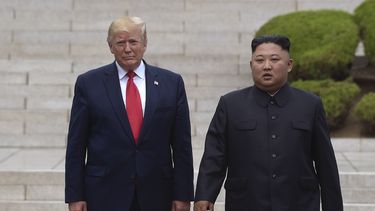 En esta imagen de archivo del 30 de junio de 2019, el presidente de Estados Unidos, Donald Trump, a la izquierda, se reúne con el líder norcoreano Kim Jong Un en el lado norcoreano de la fronter en la localidad de Panmunjom, en la Zona Desmilitarizada.