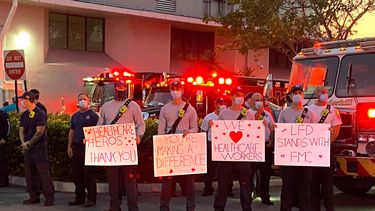 Miembros del Sheriff de Broward saludan a personal sanitario. Miembros del Sheriff de Broward saludan a personal sanitario.