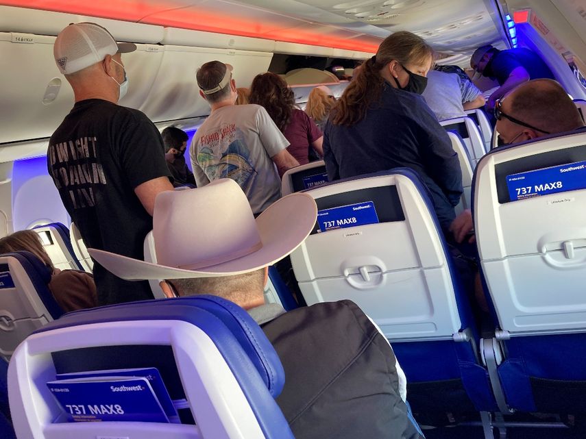 Pasajeros de un vuelo de Southwest Airlines bajando del avión en el Aeropuerto Hobby de Houston, Texas, el 20 de marzo de 2021