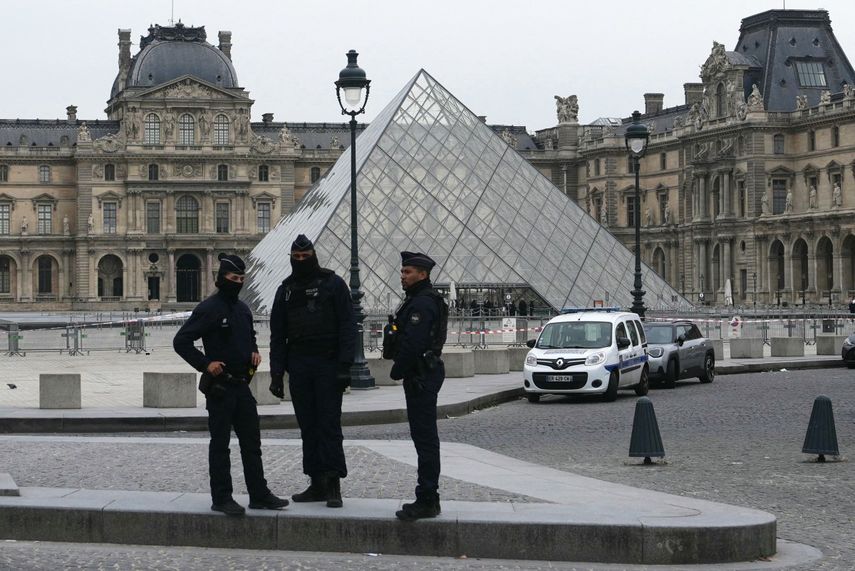 Agentes de la policía francesa se encuentran frente al Museo del Louvre tras un robo en París el 19 de octubre de 2025. &nbsp;