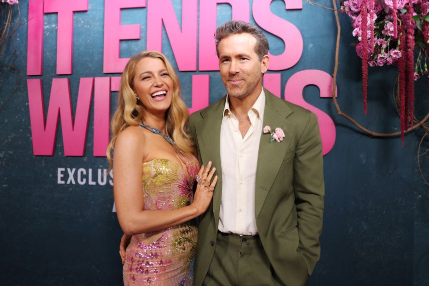 El actor canadiense-estadounidense Ryan Reynolds y su esposa, la actriz estadounidense Blake Lively, asisten al estreno en Nueva York de It Ends With Us en el AMC Lincoln Square en Nueva York, el 6 de agosto de 2024.