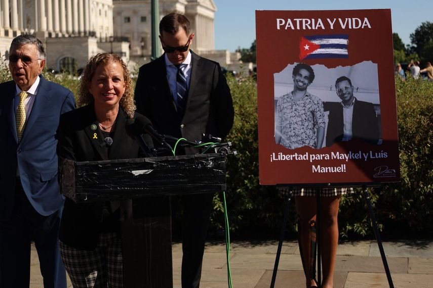 La congresista demócrata por Florida Debbie Wasserman Schultz pide la libertad en Cuba de Maykel Osorbo Castillo  y Luis Manuel Otero Alcántara. 