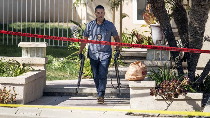 Investigadores retiran armas de fuego de una casa en la cuadra 8500 de E. Canyon Vista Dr. en Anaheim, California, el viernes 4 de agosto de 2023.&nbsp;
