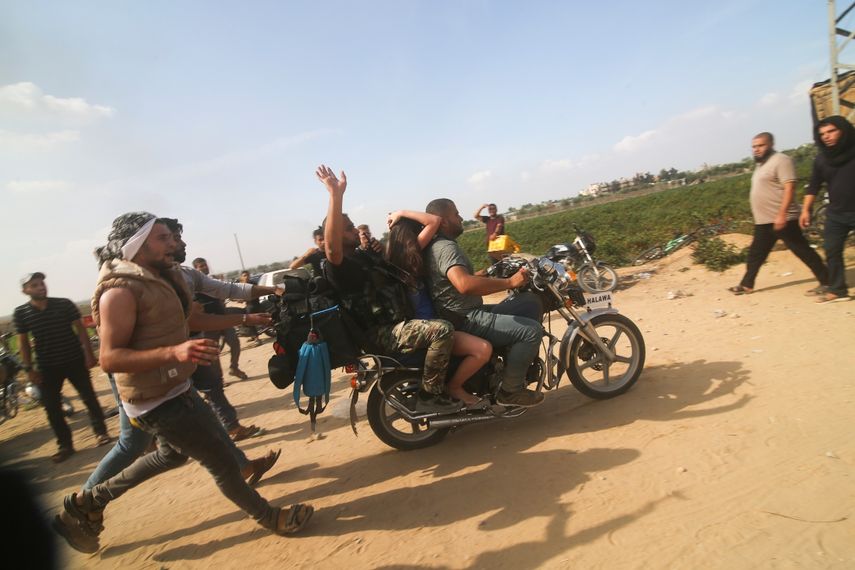 Milicianos trasladan en una motocicleta a la civil israelí Noa Argamani, que fue tomada como rehén, en el sur de Israel, el 7 de octubre de 2023.&nbsp;