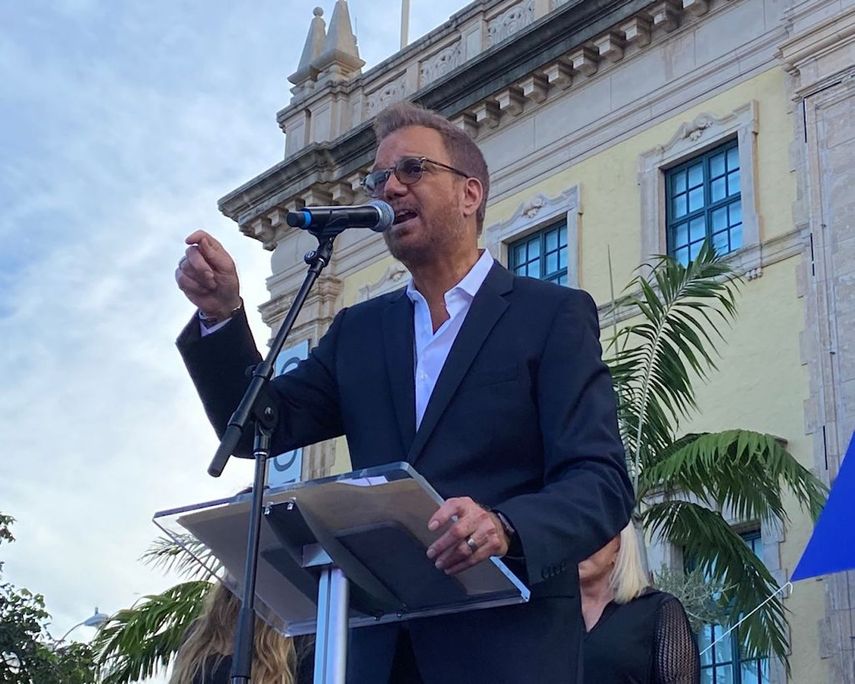 En esta foto de archivo, el cantante Willy Chirino durante en una manifestación en Miami en contra de la dictadura en Cuba. New Jersey nombrará una calle en honor al artista.&nbsp;