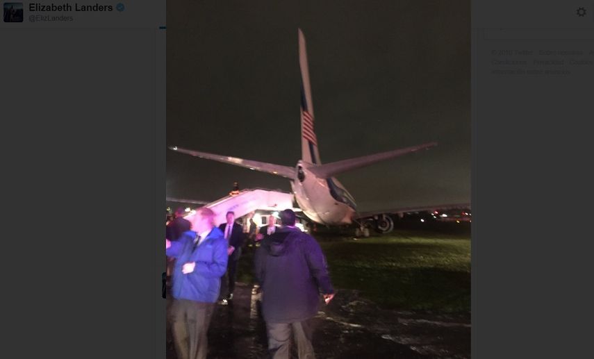 Imagen tomada de la cuenta de Twitter de la reportera de CNN&nbsp;Elizabeth Landers, quien viajaba en el avión del candidato Mike Pence.