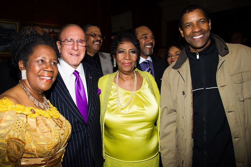 Sheila Jackson Lee, Clive Davis, Aretha Franklin y Denzel Washington durante el cumpleaños de la Reina del Soul. (AP)