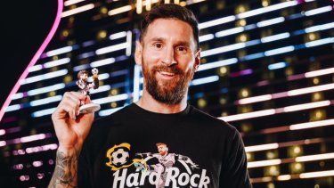 Lionel Messi posa con la nueva figura que incluye el menú del argentino en el Hard Rock International&nbsp;