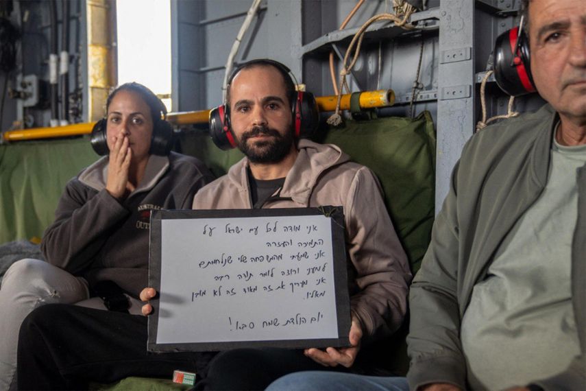 Esta fotografía, publicada por la oficina de prensa del gobierno israelí (GPO), muestra al rehén recién liberado Yarden Bibas (centro), junto con su hermana y su padre a bordo de un helicóptero militar camino al hospital Sheba en Ramat Gan el 1 de febrero de 2025.&nbsp;