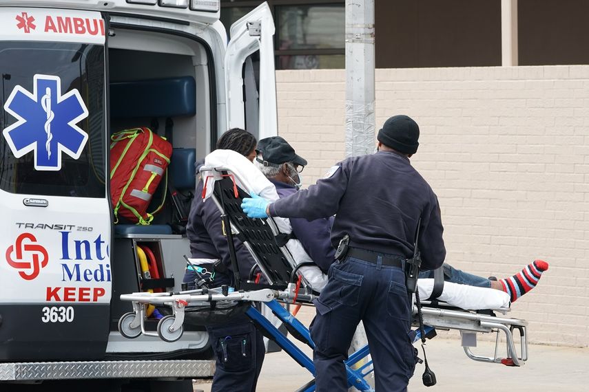 Un equipo de param&eacute;ditos traslada a un paciente con COVID-19 al hospital&nbsp;Wyckoff&nbsp;en la secci&oacute;n de Bushwick&nbsp;en Brooklyn, el 5 de abril de 2020.