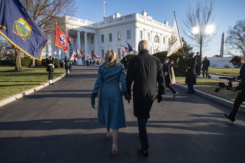Biden recorrió a pie los últimos metros hasta la Casa Blanca escoltado por su esposa, sus hijos y nietos