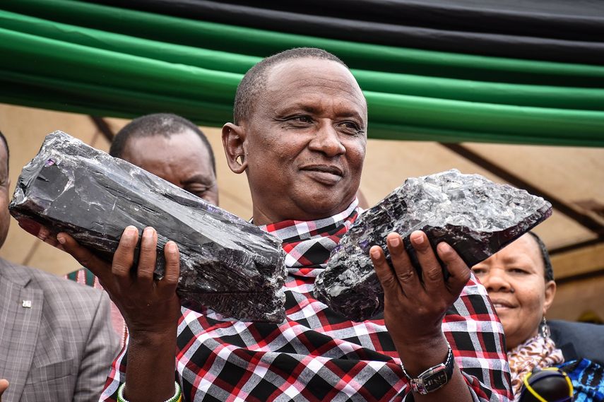 Saniniu Kuryan Laizer, un minero de 52 a&ntilde;os, posa con dos de las piedras de Tanzanita m&aacute;s grandes halladas en su pa&iacute;s. El descubrimiento, que lo convirti&oacute; en millonario, se produjo en Manyara, en el norte de Tanzania, el 24 de junio de 2020.