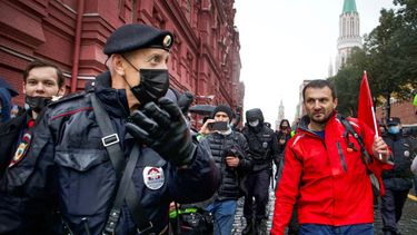 La policía escolta a un manifestante durante una protesta contra los resultados de las elecciones parlamentarias rusas cerca d ela Plaza Roja en Moscú el sábado, 25 de septiembre del 2021.