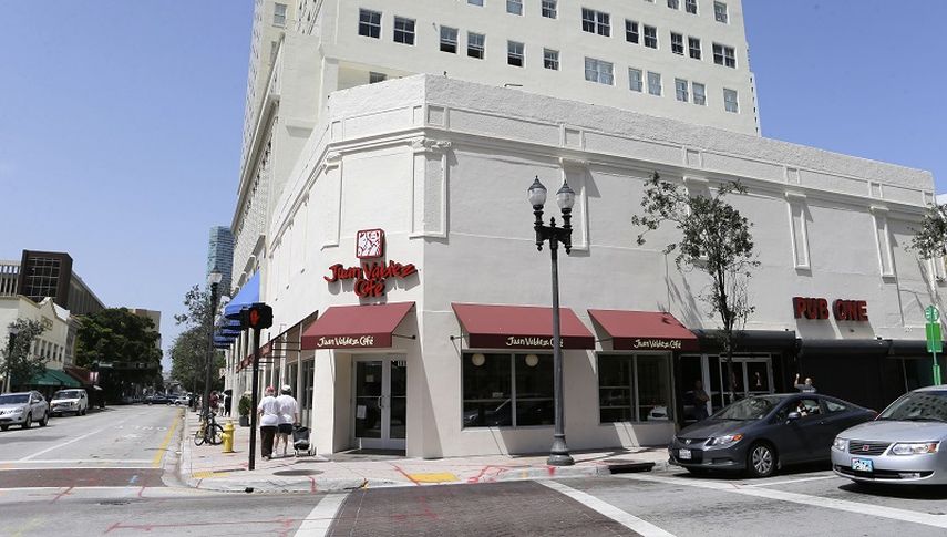 Fachada de Café Juan Valdez, establecimiento ubicado en el centro de Miami  y forma parte de una compañía colombiana con ánimos de competir con Starbucks (AP)